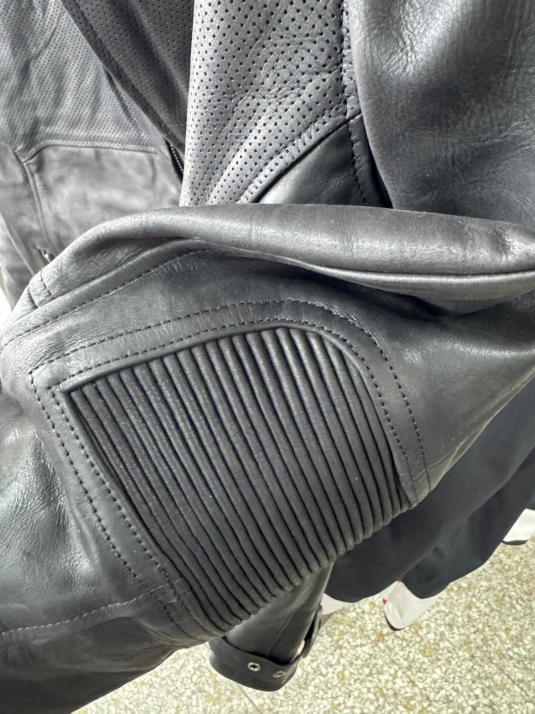 Jacket: Classic Leather Jacket (Black)