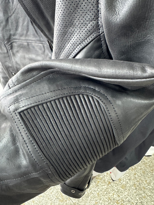 Jacket: Classic Leather Jacket (Black)